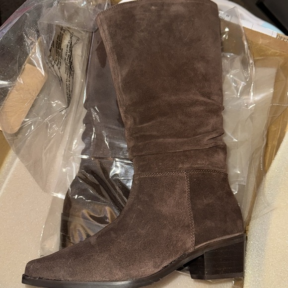 100% bovine leather. Long design. Square heel.‎ Height: 5cm. Zipper closure. - Picture 7 of 10